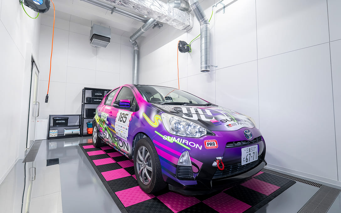 屋内実車貼り検証室